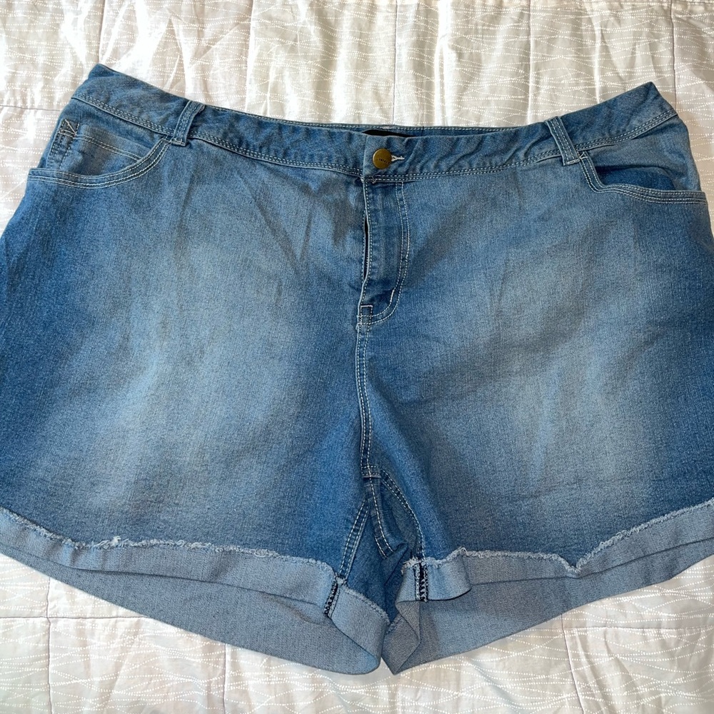 Venezia size 28 Jean shorts
